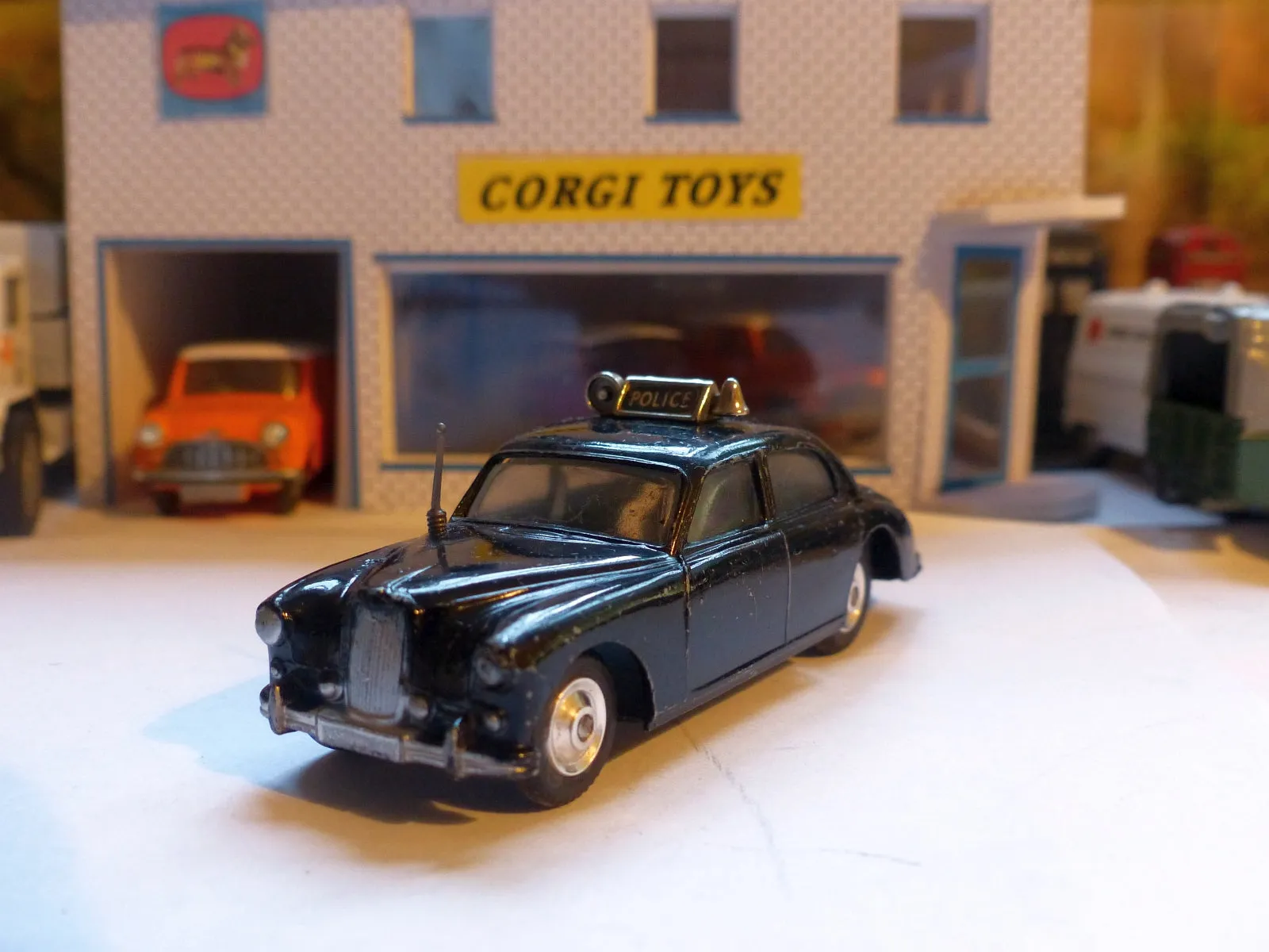 209 Riley Pathfinder Police Car with shaped wheels (2)