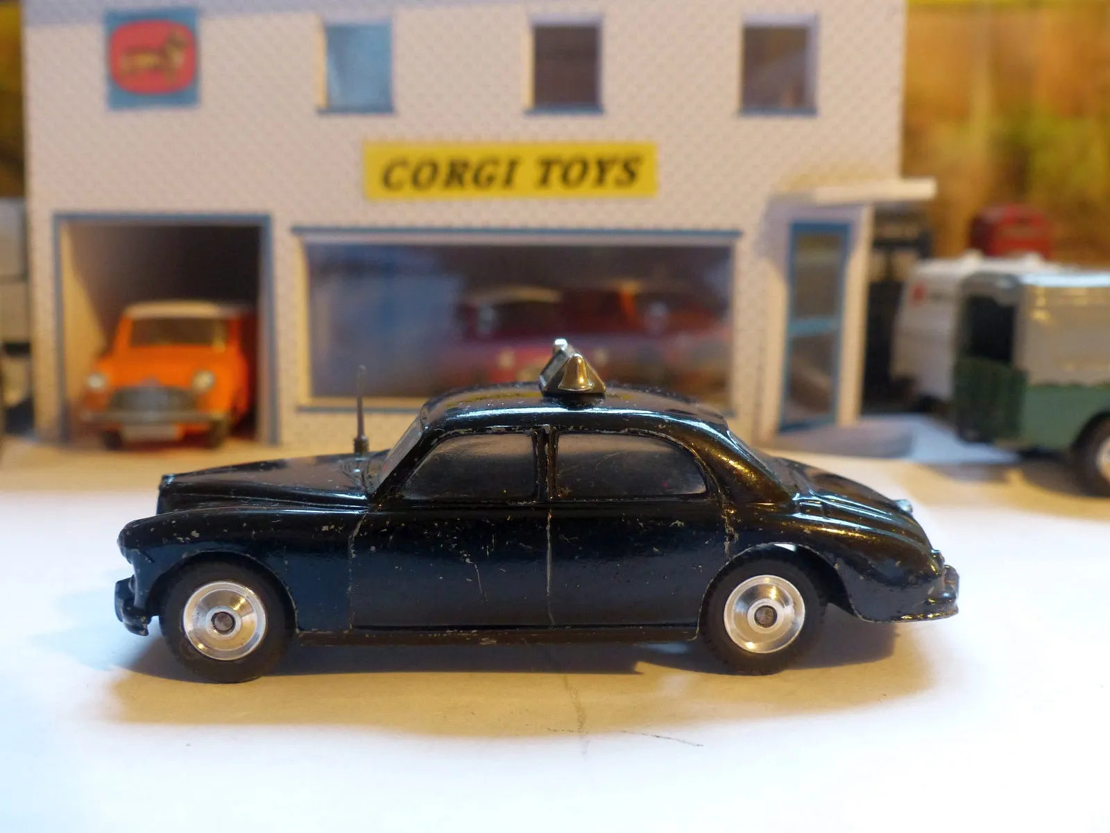 209 Riley Pathfinder Police Car with shaped wheels (2)