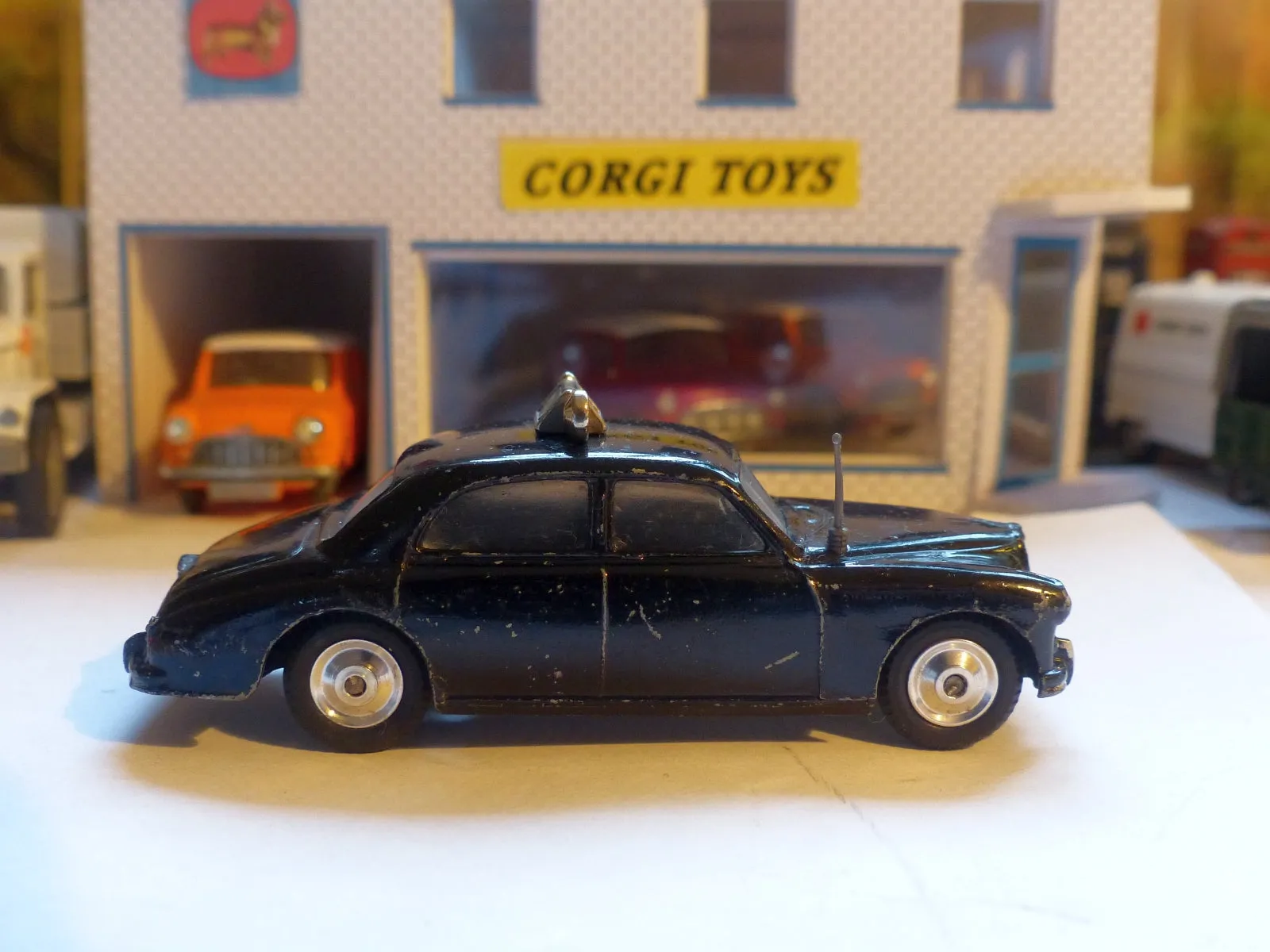 209 Riley Pathfinder Police Car with shaped wheels (2)