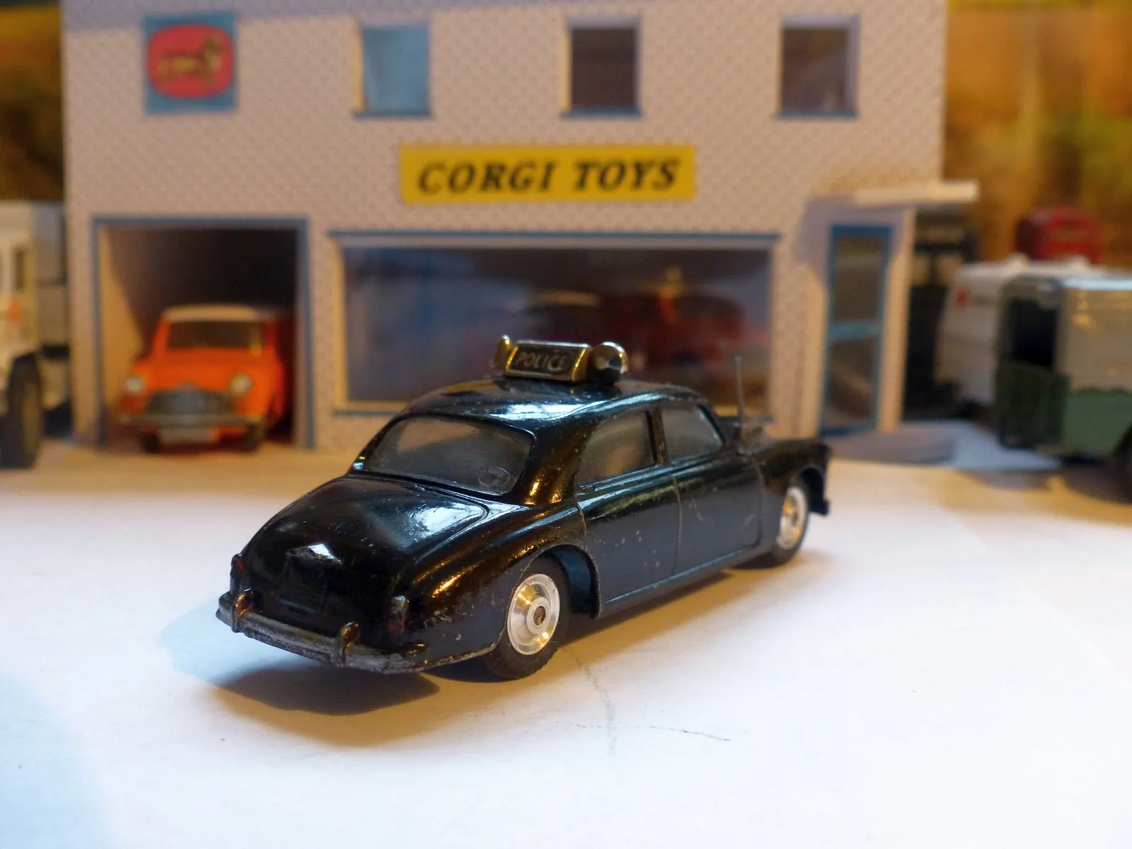 209 Riley Pathfinder Police Car with shaped wheels (2)