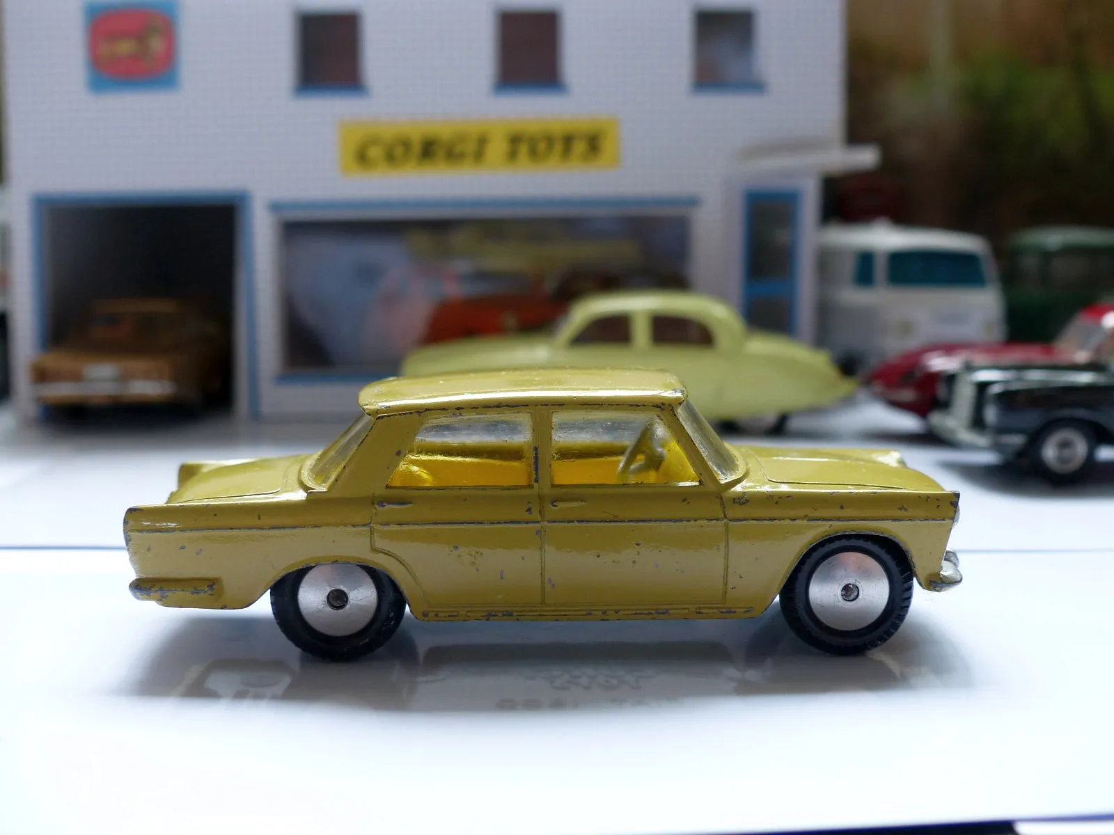 217 Fiat 1800 in mustard
