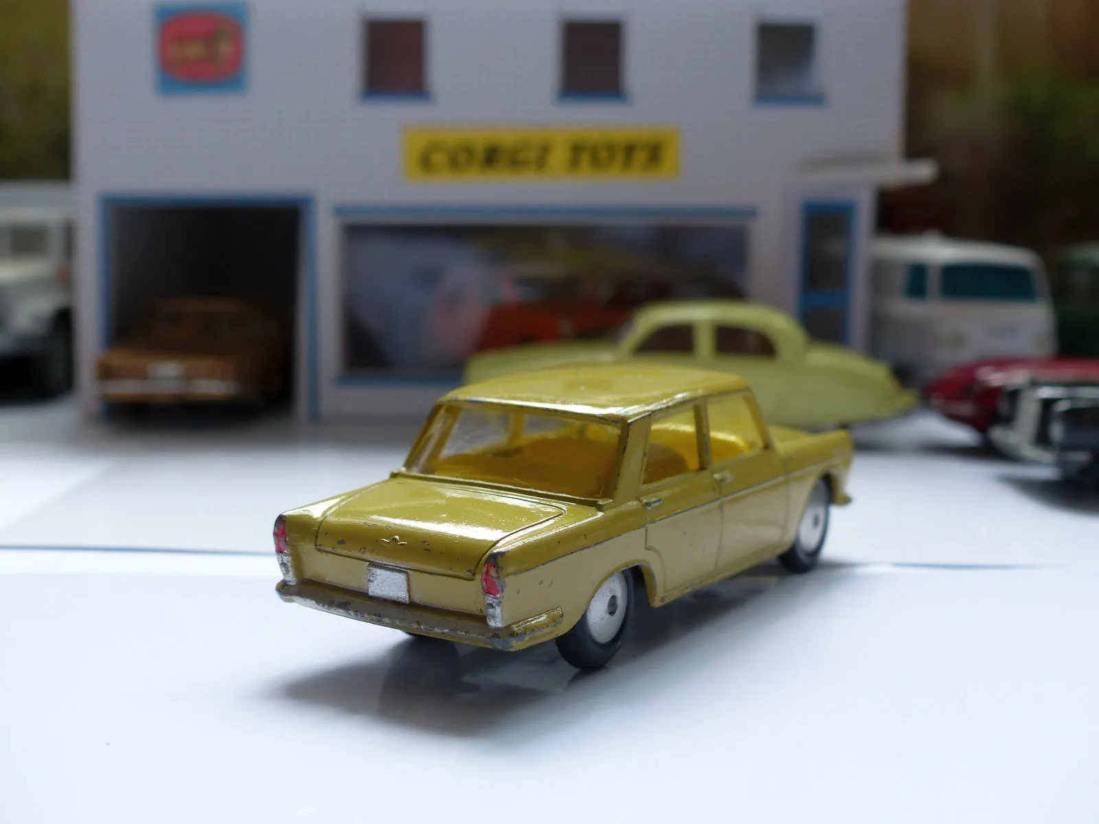 217 Fiat 1800 in mustard