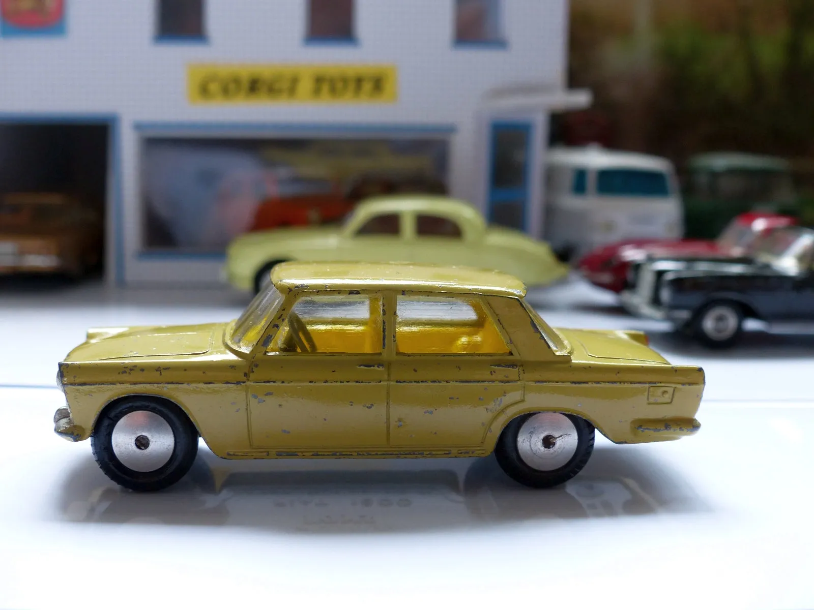 217 Fiat 1800 in mustard