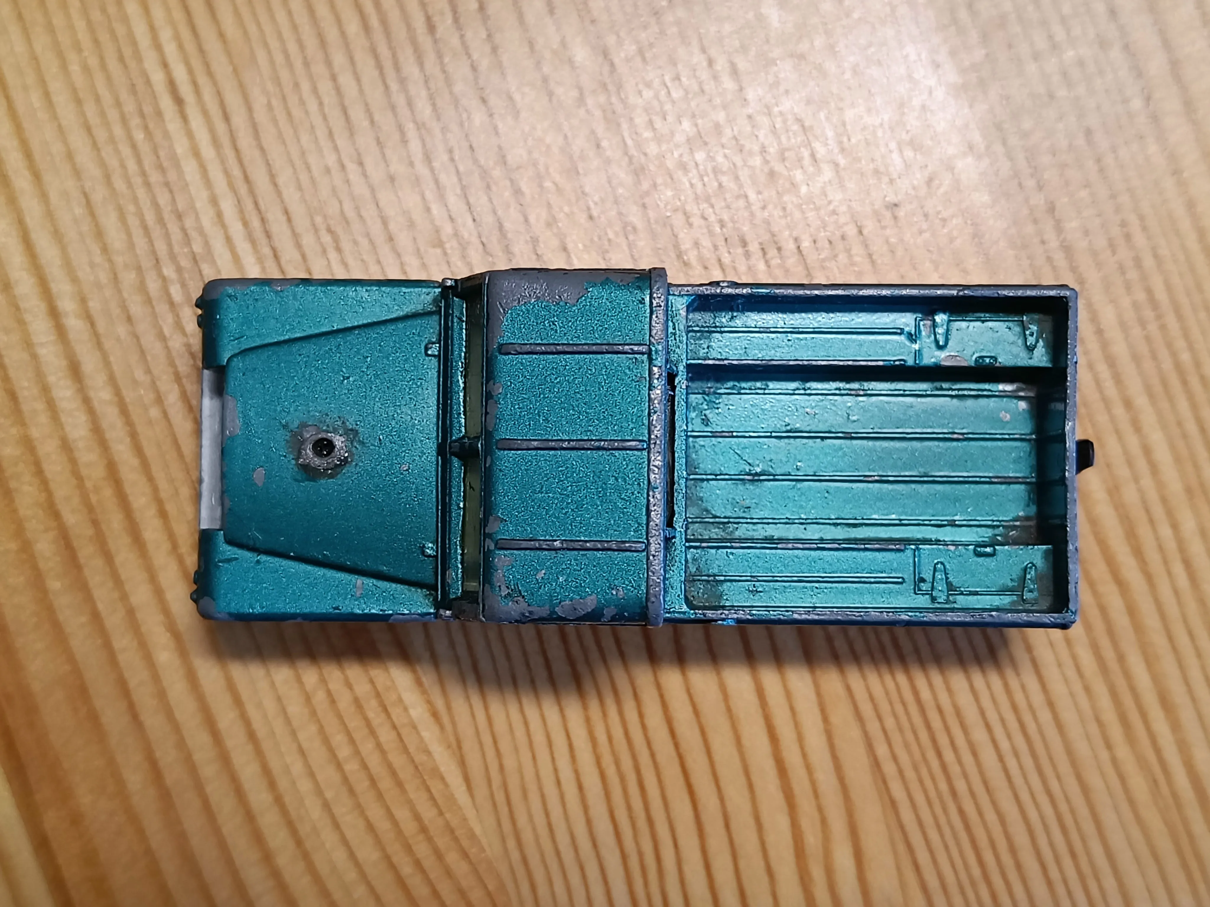438 Land Rover in turquoise-green with shaped wheels 2