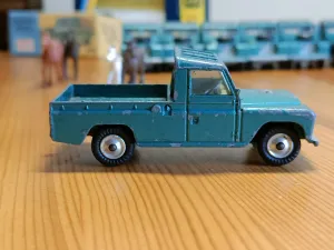 438 Land Rover in turquoise-green with shaped wheels 2