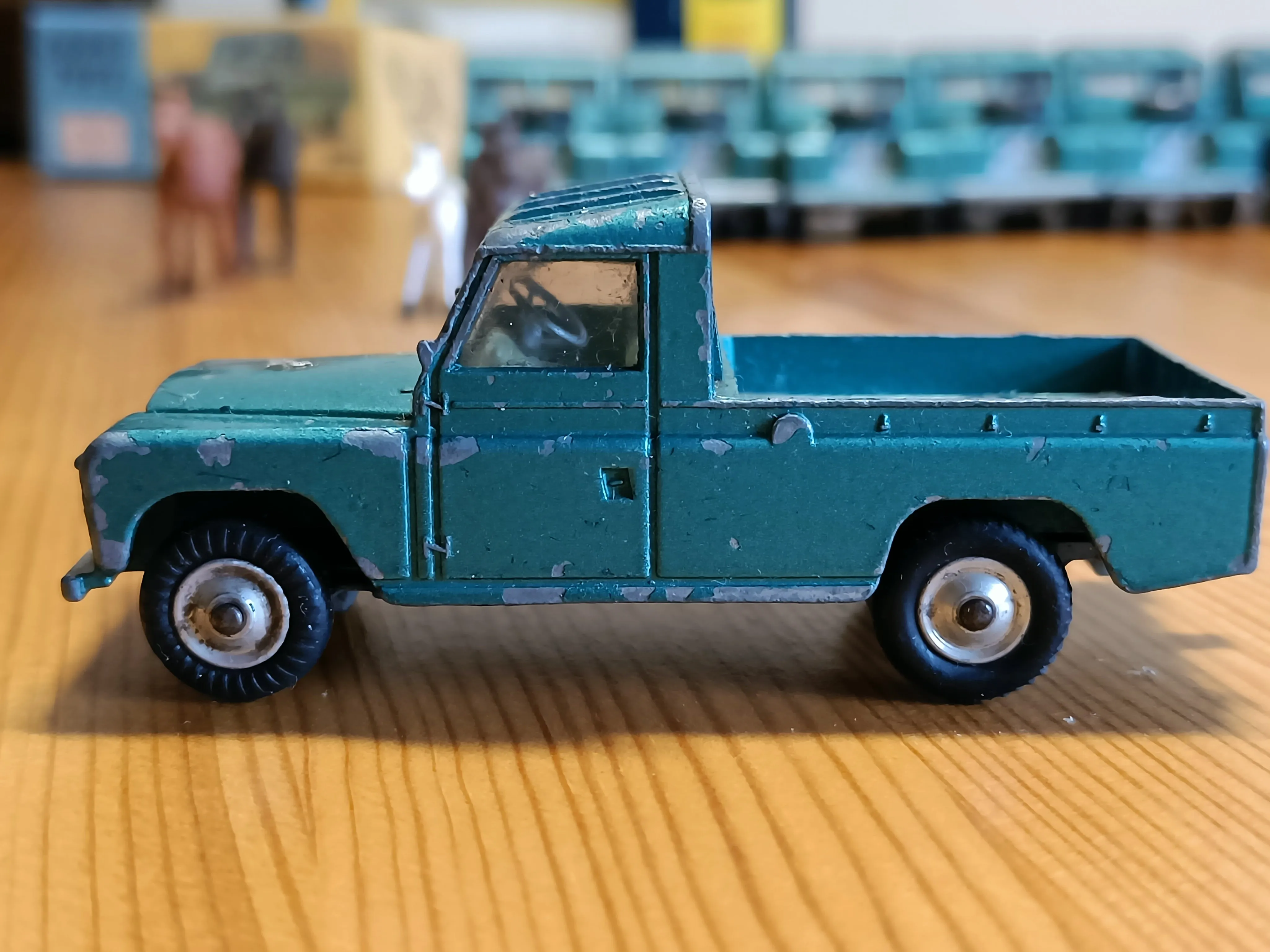 438 Land Rover in turquoise-green with shaped wheels 2