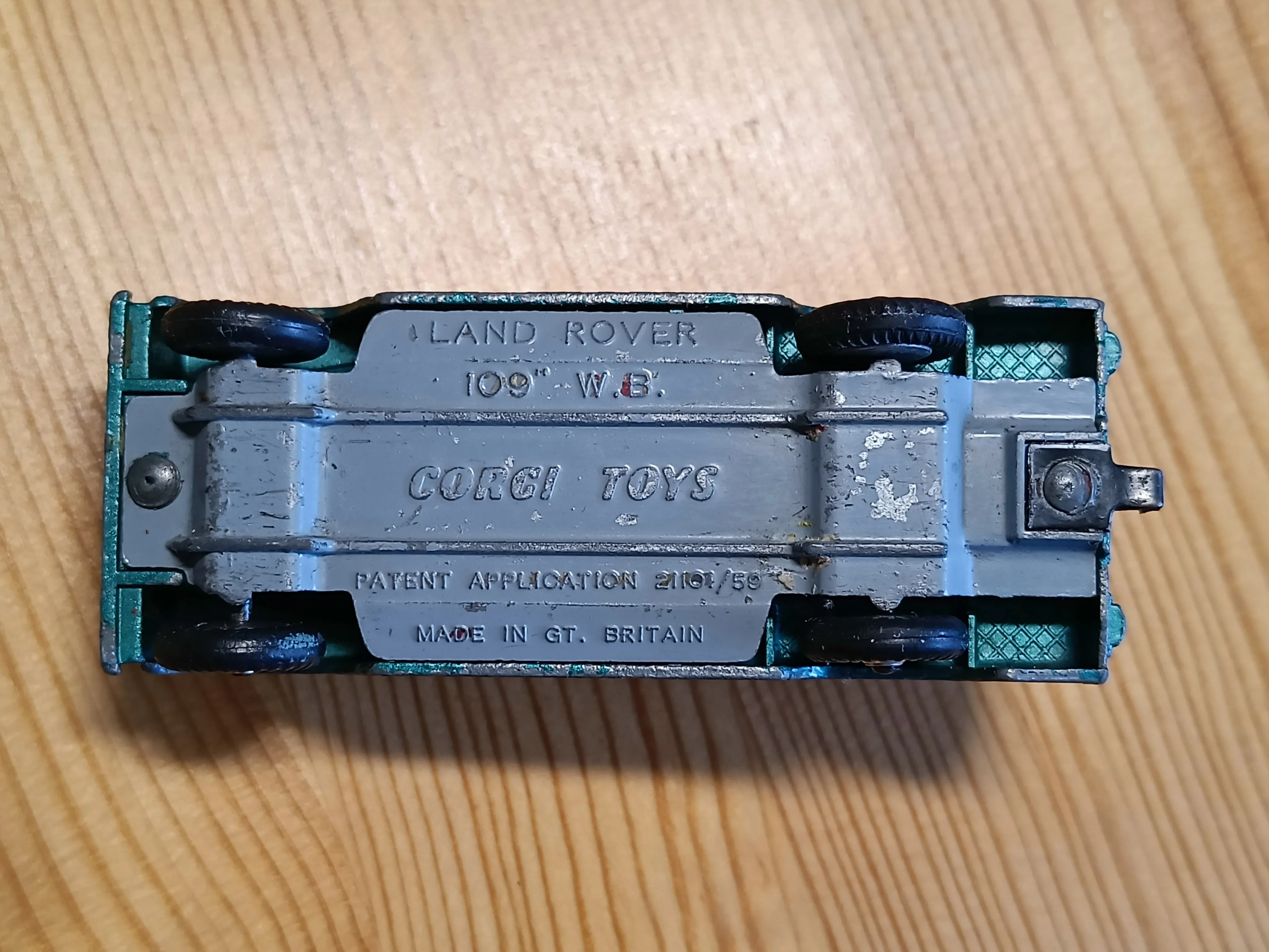 438 Land Rover in turquoise-green with shaped wheels 2