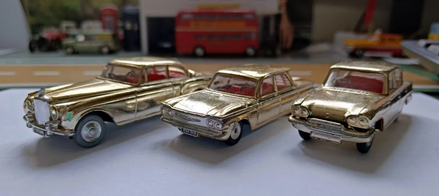 Gift Set 20 The Golden Guinea Set 3 cars in gold finish