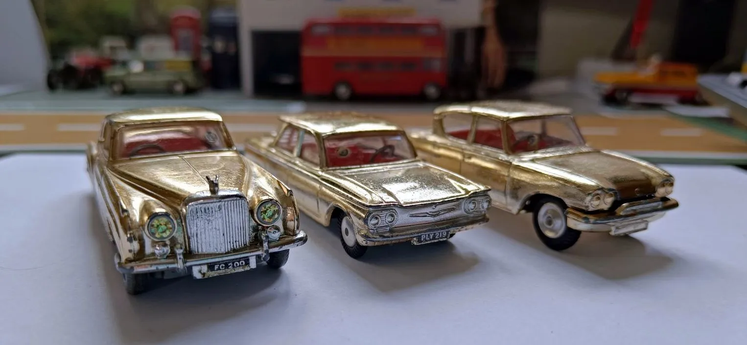 Gift Set 20 The Golden Guinea Set 3 cars in gold finish